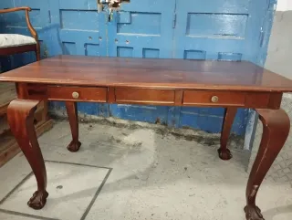 Mesa de comedor antigua de madera