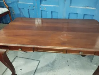 Mesa de comedor antigua de madera