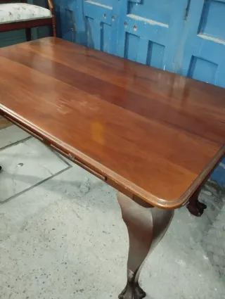 Mesa de comedor antigua de madera