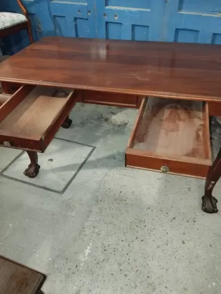 Mesa de comedor antigua de madera