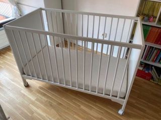 Cuna IKEA con colchón y protector