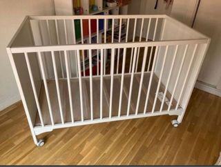 Cuna IKEA con colchón y protector