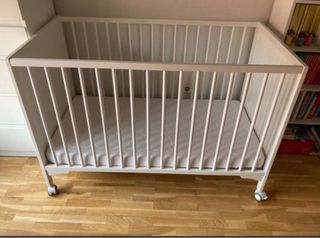 Cuna IKEA con colchón y protector