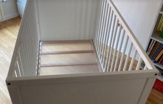 Cuna IKEA con colchón y protector