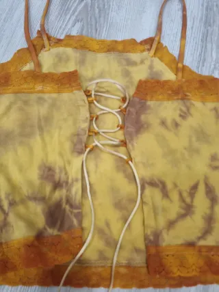 Top de tirantes con encaje y cordones