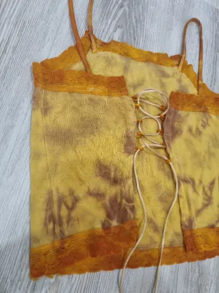 Top de tirantes con encaje y cordones