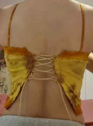 Top de tirantes con encaje y cordones