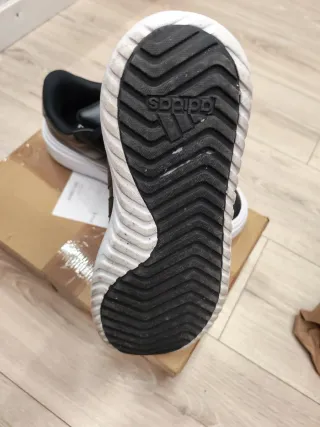 Zapatillas Adidas Negras y Blancas