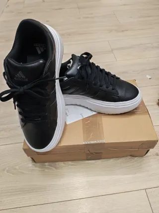 Zapatillas Adidas Negras y Blancas