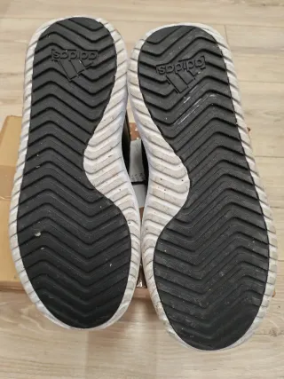 Zapatillas Adidas Negras y Blancas