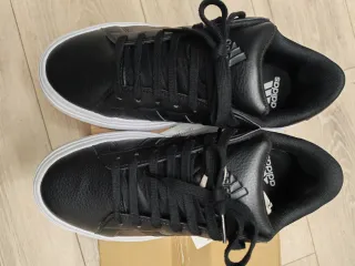 Zapatillas Adidas Negras y Blancas