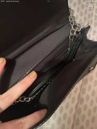 Bolso negro con flores bordadas