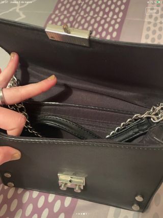 Bolso negro con flores bordadas