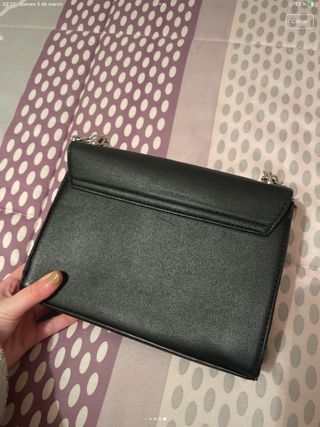 Bolso negro con flores bordadas