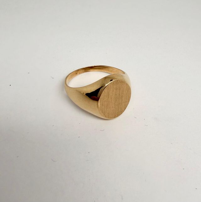 Sello de oro de 18k. Peso: 7.22 gr.