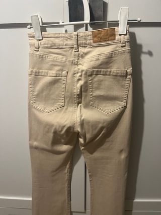 Pantalones campana Stradivarius beige talla 34