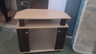 Mesa de TV esquinera