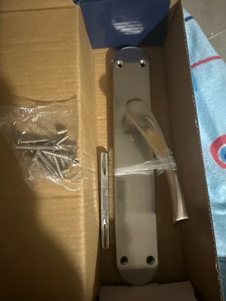 Maneta de puerta plateada