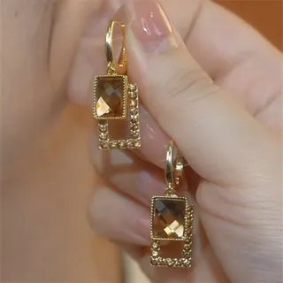 Pendientes dorados con cristal champán