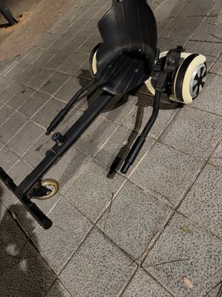 Hoverboard eléctrico con asiento.