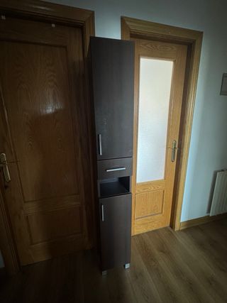 Mueble estrecho baño madera oscura