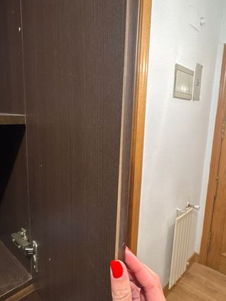 Mueble estrecho baño madera oscura