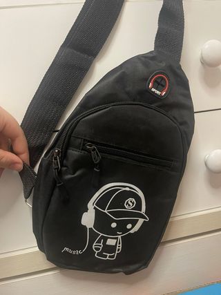 Riñonera negra con dibujo de niño