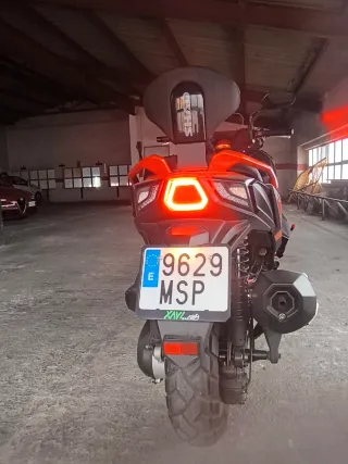 Kymco DTX 360 125cc Maxi Scooter Negra y Naranja