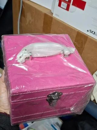 Caja joyero rosa con cierre metálico asa plateada