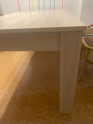 Mesa de comedor de madera clara