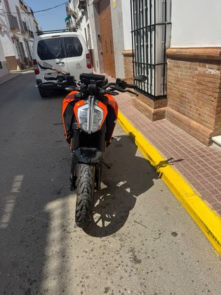 KTM Duke 125cc Naranja y Negra