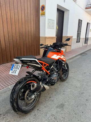 KTM Duke 125cc Naranja y Negra