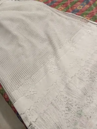 Cortina blanca de poliéster ,con bajos encaje.