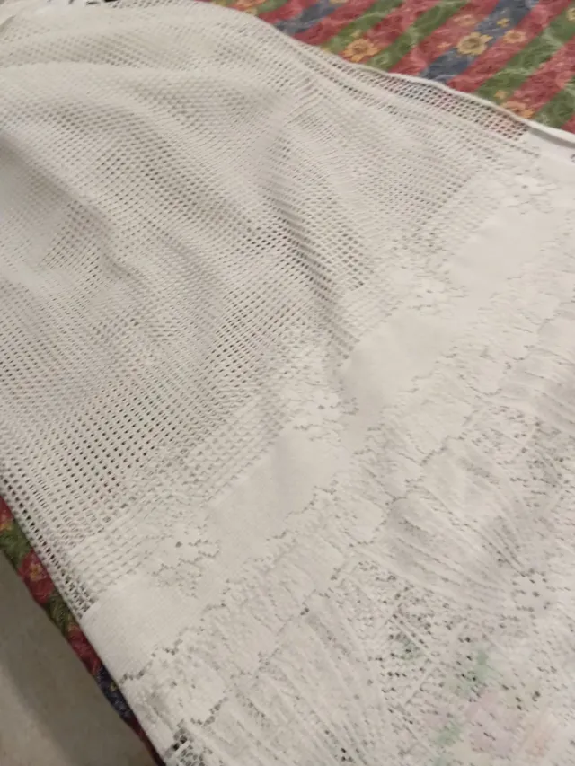 Cortina blanca de poliéster ,con bajos encaje.