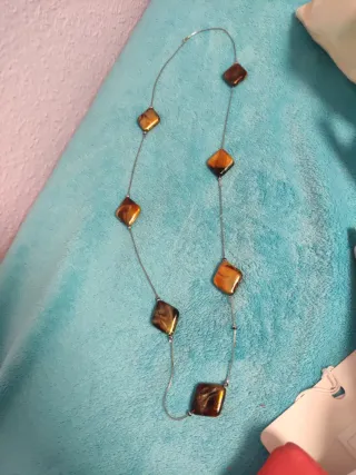 Collar con colgantes romboidales