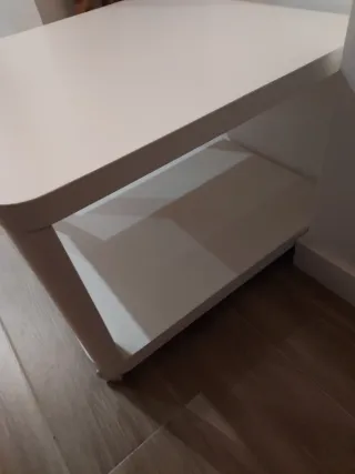 Mesa auxiliar blanca moderna