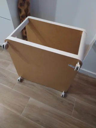 Mesa auxiliar blanca moderna