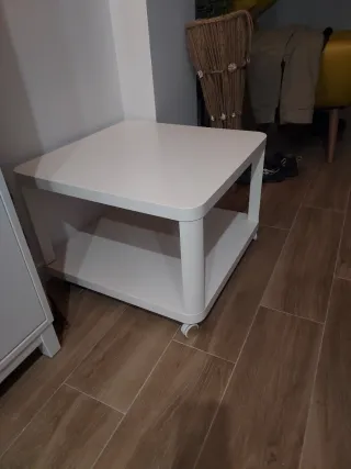 Mesa auxiliar blanca moderna