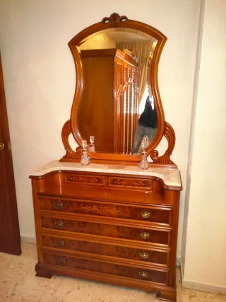 Tocador clásico con espejo y encimera de mármol