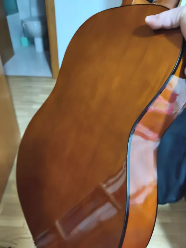 Guitarra clásica con funda