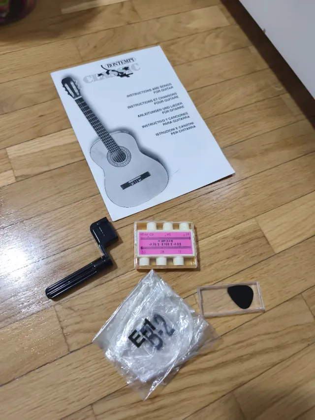 Guitarra clásica con funda