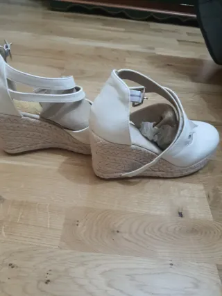 Sandalias blancas de cuña