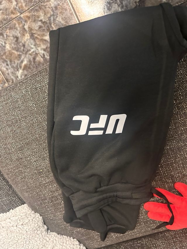 Conjunto deportivo UFC gris y negro Talla L