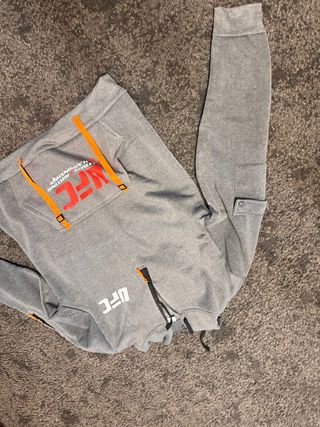 Conjunto deportivo UFC gris y negro Talla L