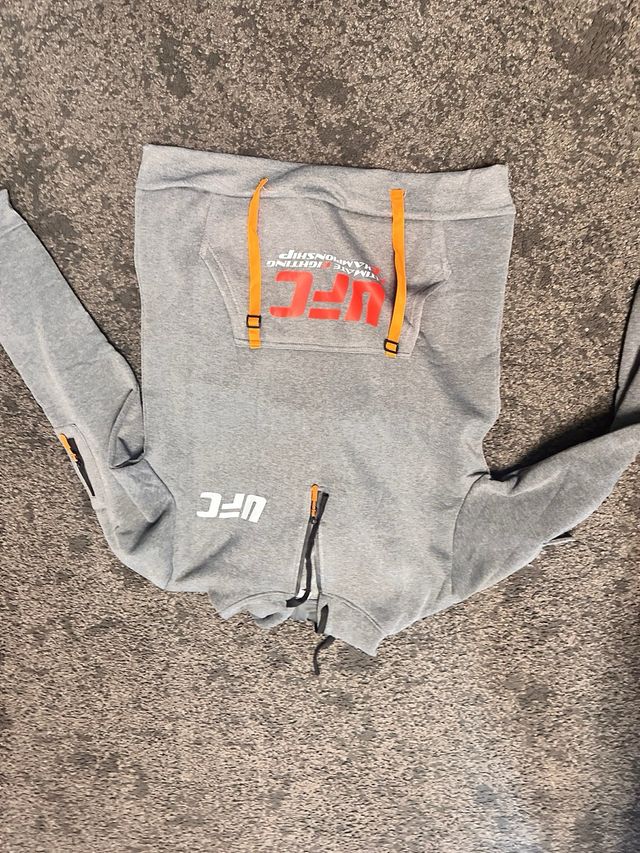 Conjunto deportivo UFC gris y negro Talla L