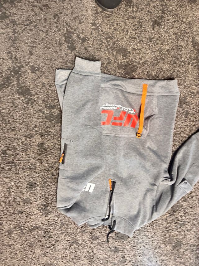 Conjunto deportivo UFC gris y negro Talla L