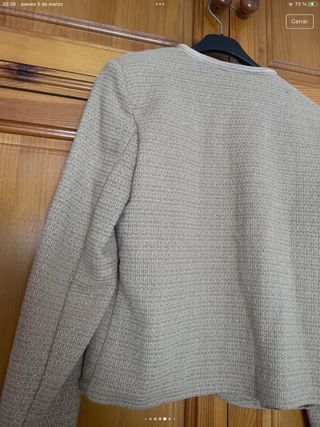 Chaqueta beige con destellos dorados