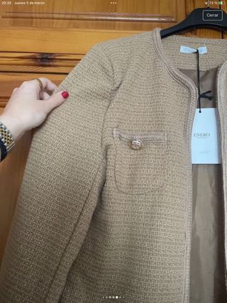 Chaqueta beige con destellos dorados