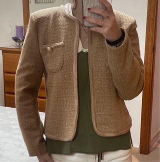 Chaqueta beige con destellos dorados