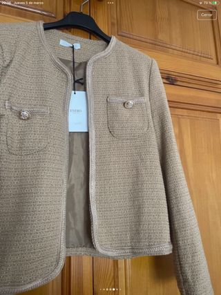 Chaqueta beige con destellos dorados